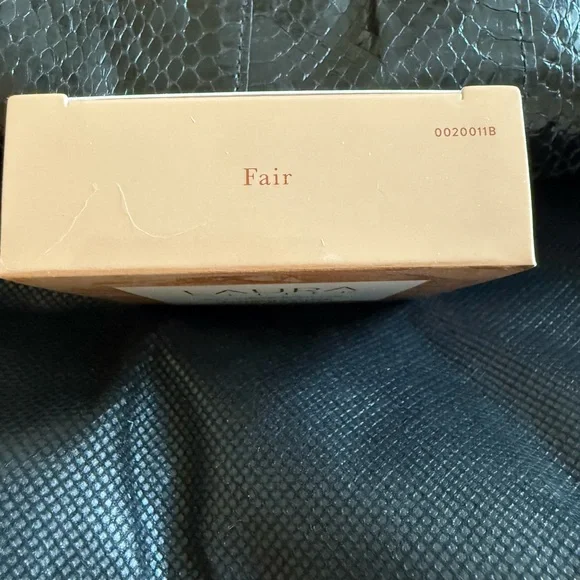 Laura Geller Baked Balance-N-Glow Illuminating Foundation - Fair    (New) - Picture 3 of 4